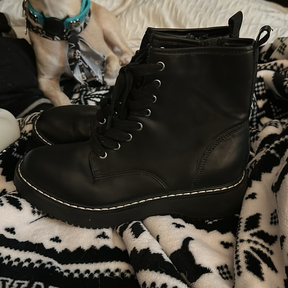 Steve madden boots. Only used once. Size 7 without box - Picture 2 of 3